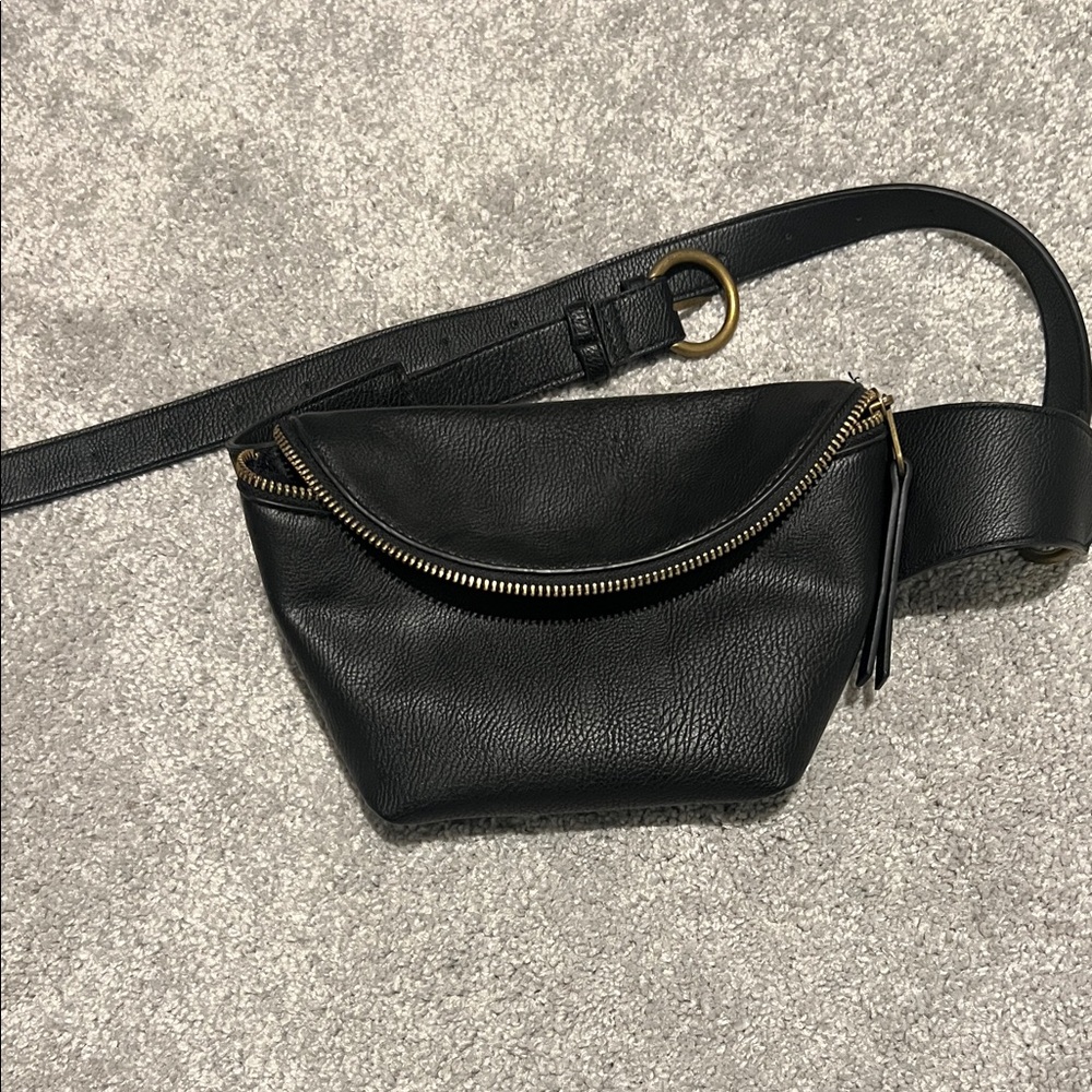 Universal Thread Black Crossbody Bag with Gold Accents